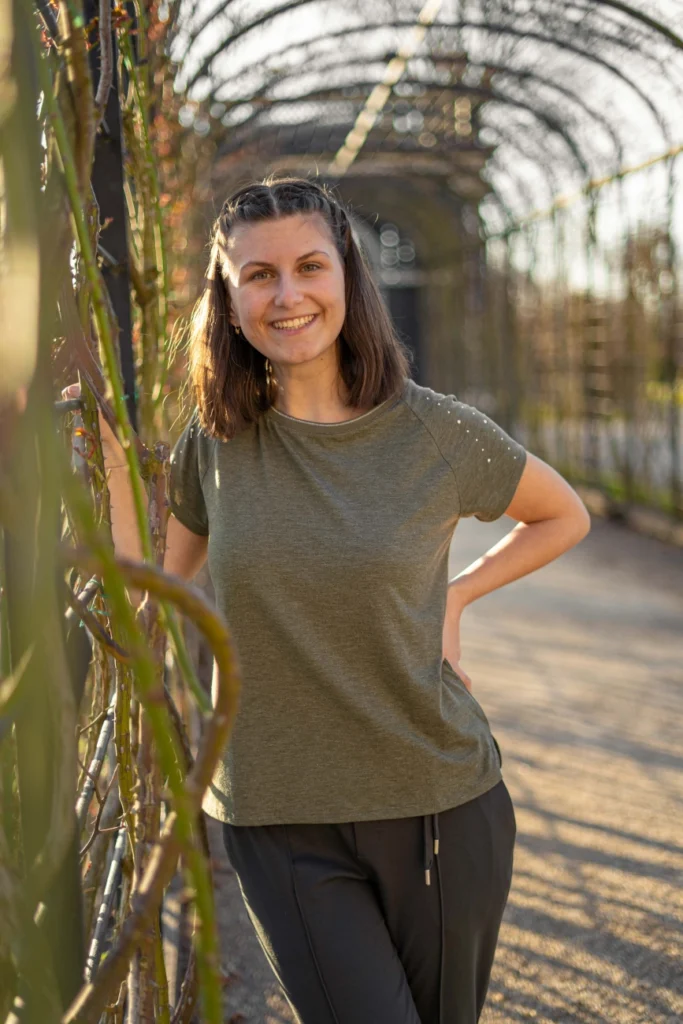 Porträtfoto von Frau outdoor in Gang mit Pflanzen-Ranken