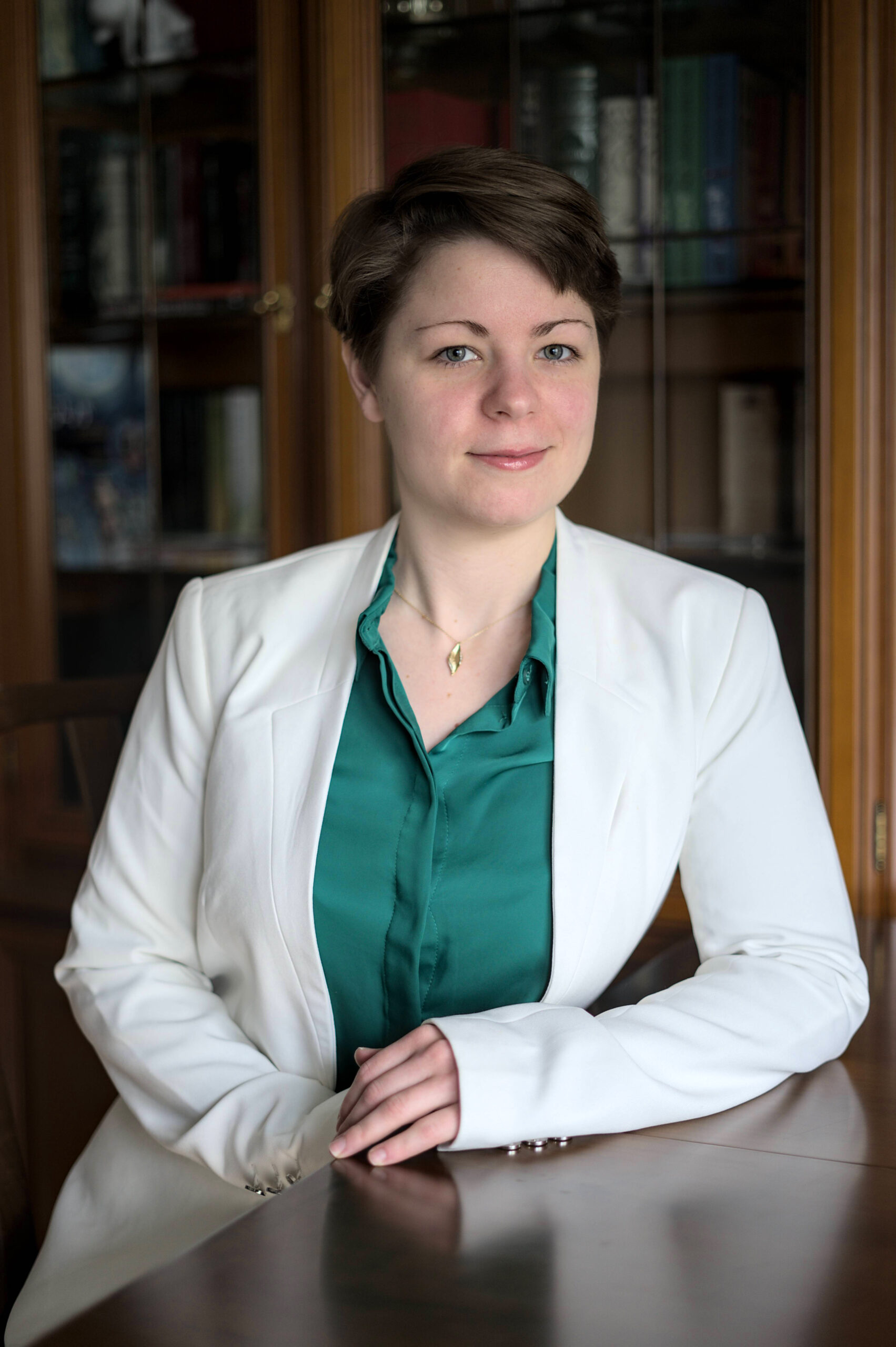 Junge Frau mit kurzen Haaren im Blazer